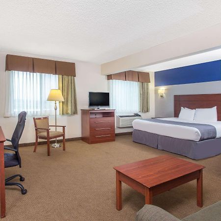 Baymont By Wyndham Dubuque Hotel Екстериор снимка