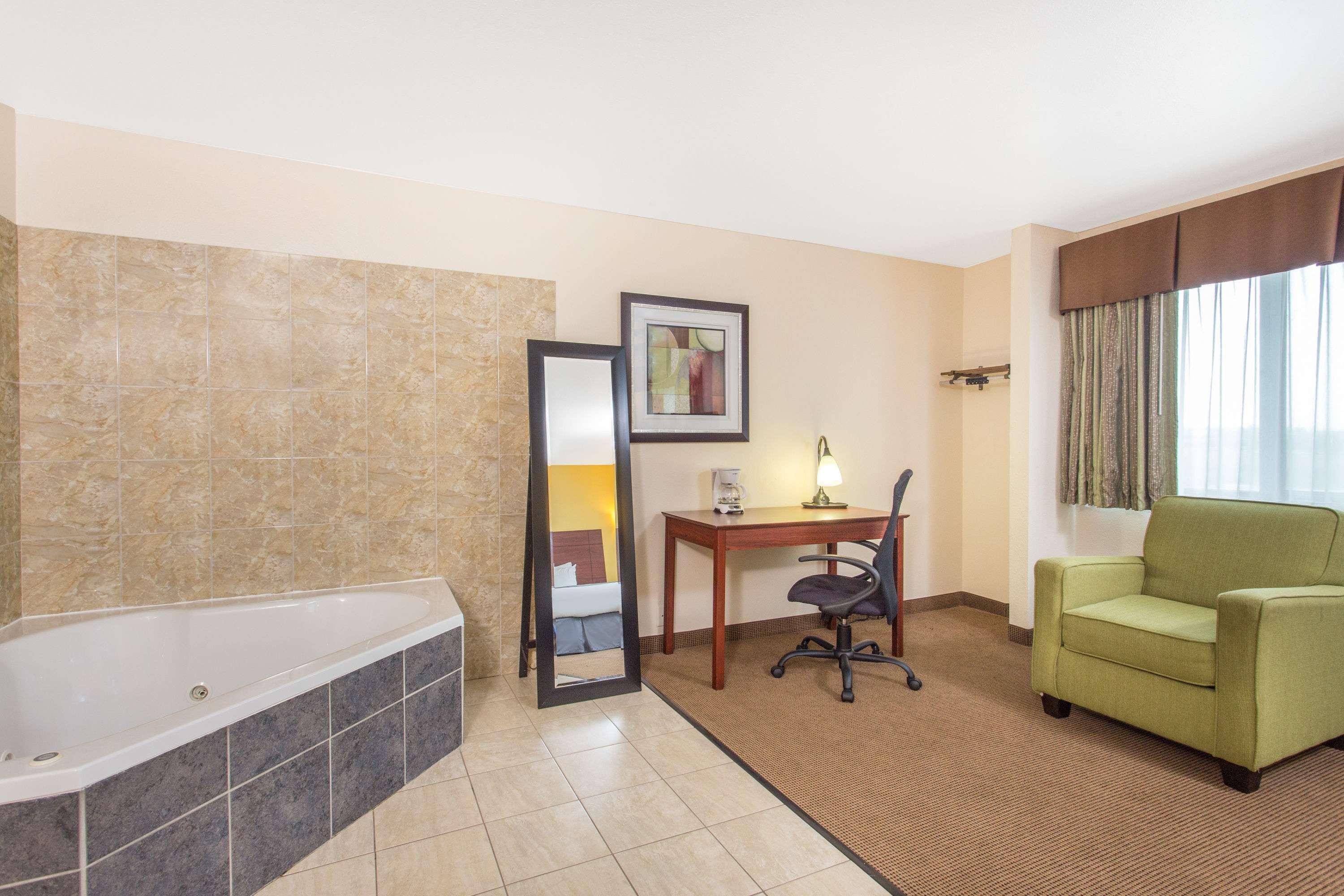Baymont By Wyndham Dubuque Hotel Екстериор снимка