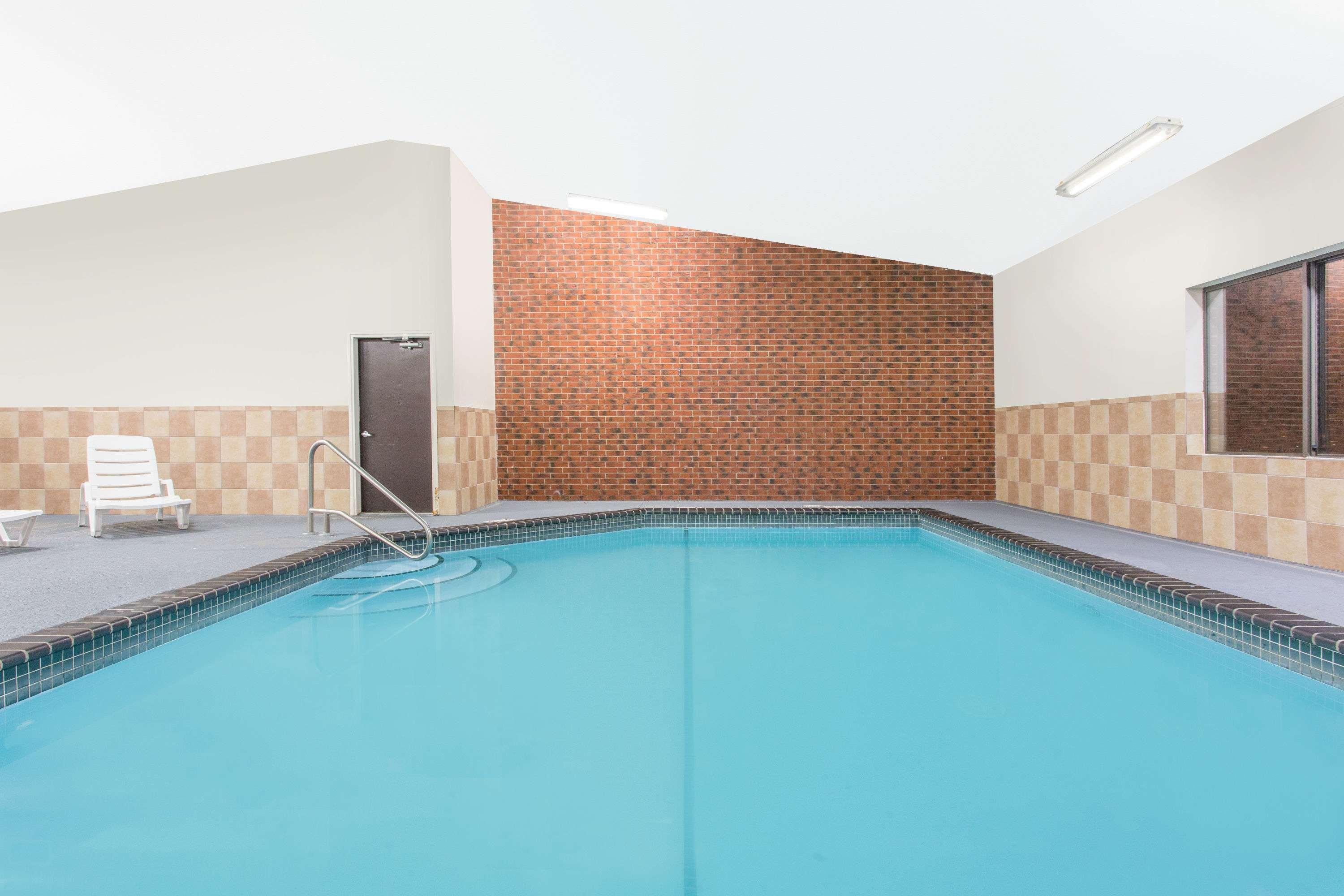 Baymont By Wyndham Dubuque Hotel Екстериор снимка