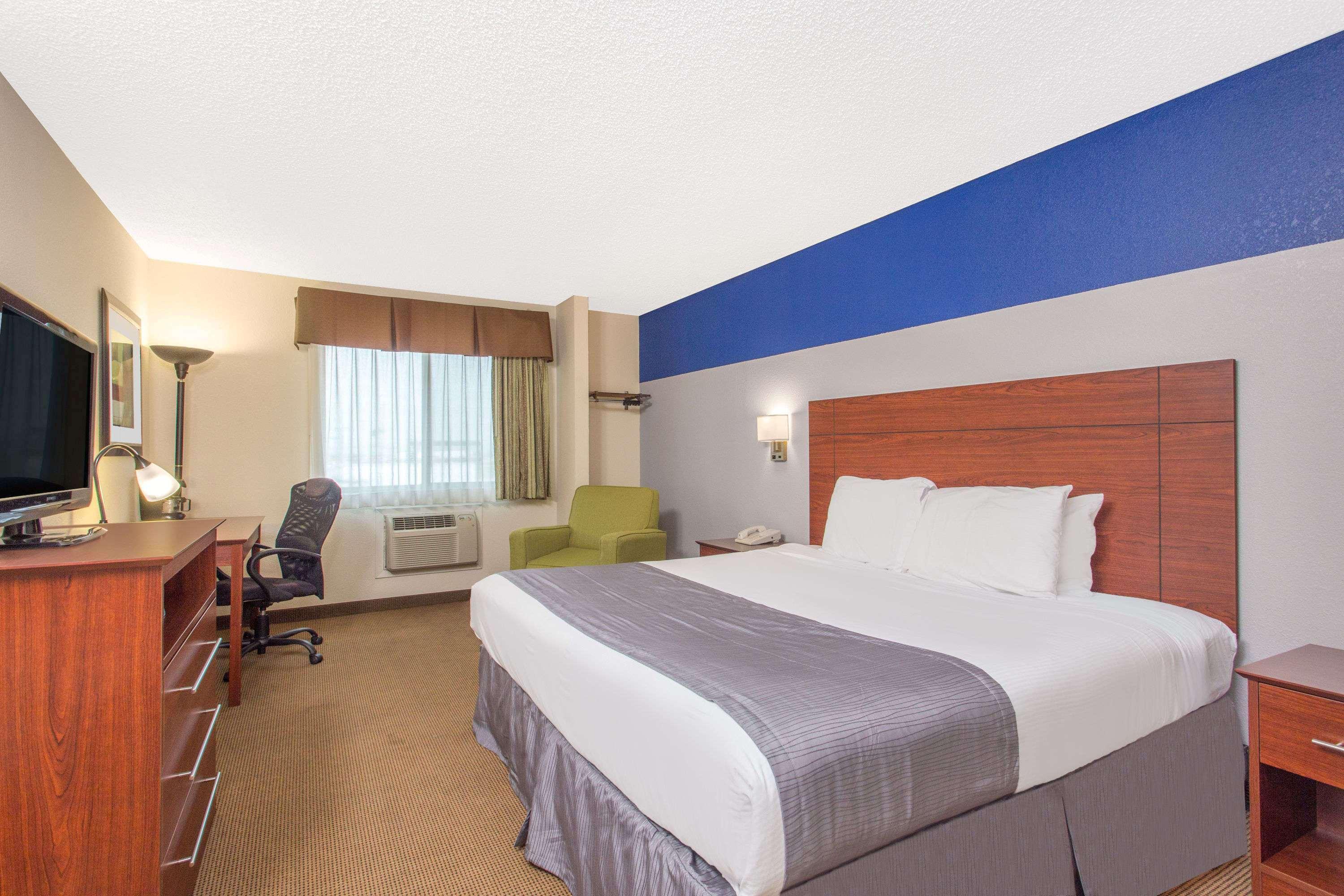 Baymont By Wyndham Dubuque Hotel Екстериор снимка