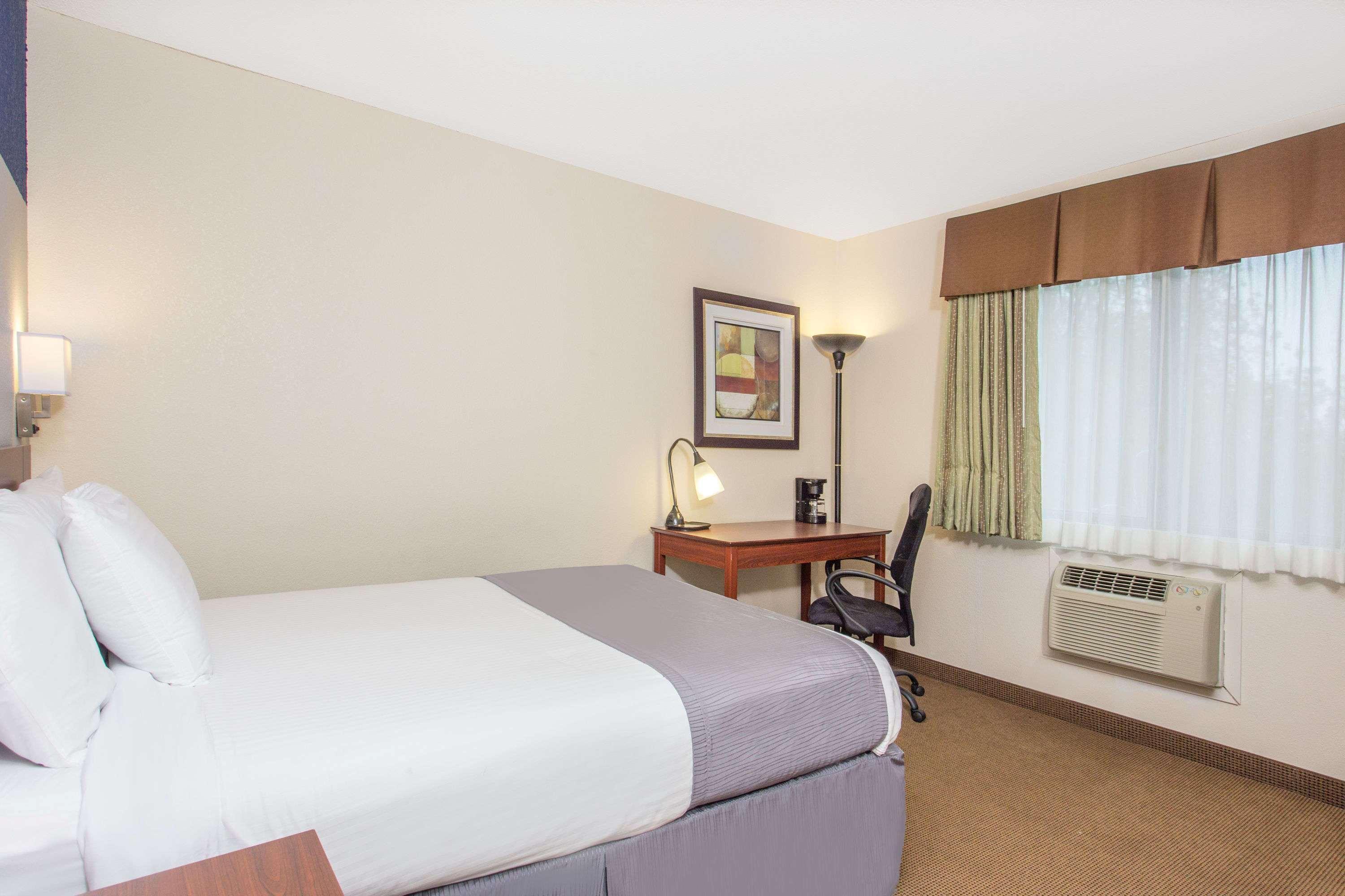 Baymont By Wyndham Dubuque Hotel Екстериор снимка