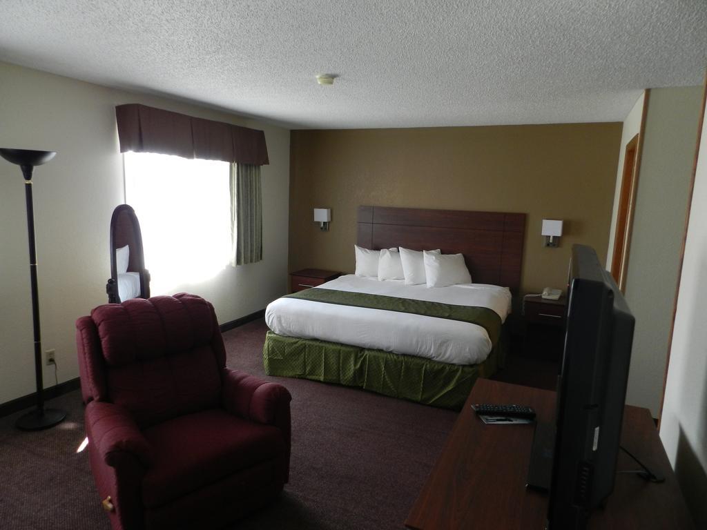 Baymont By Wyndham Dubuque Hotel Екстериор снимка