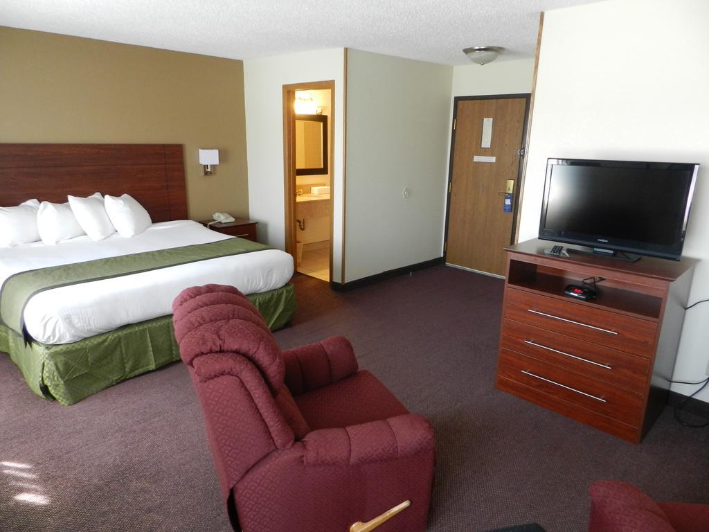 Baymont By Wyndham Dubuque Hotel Екстериор снимка