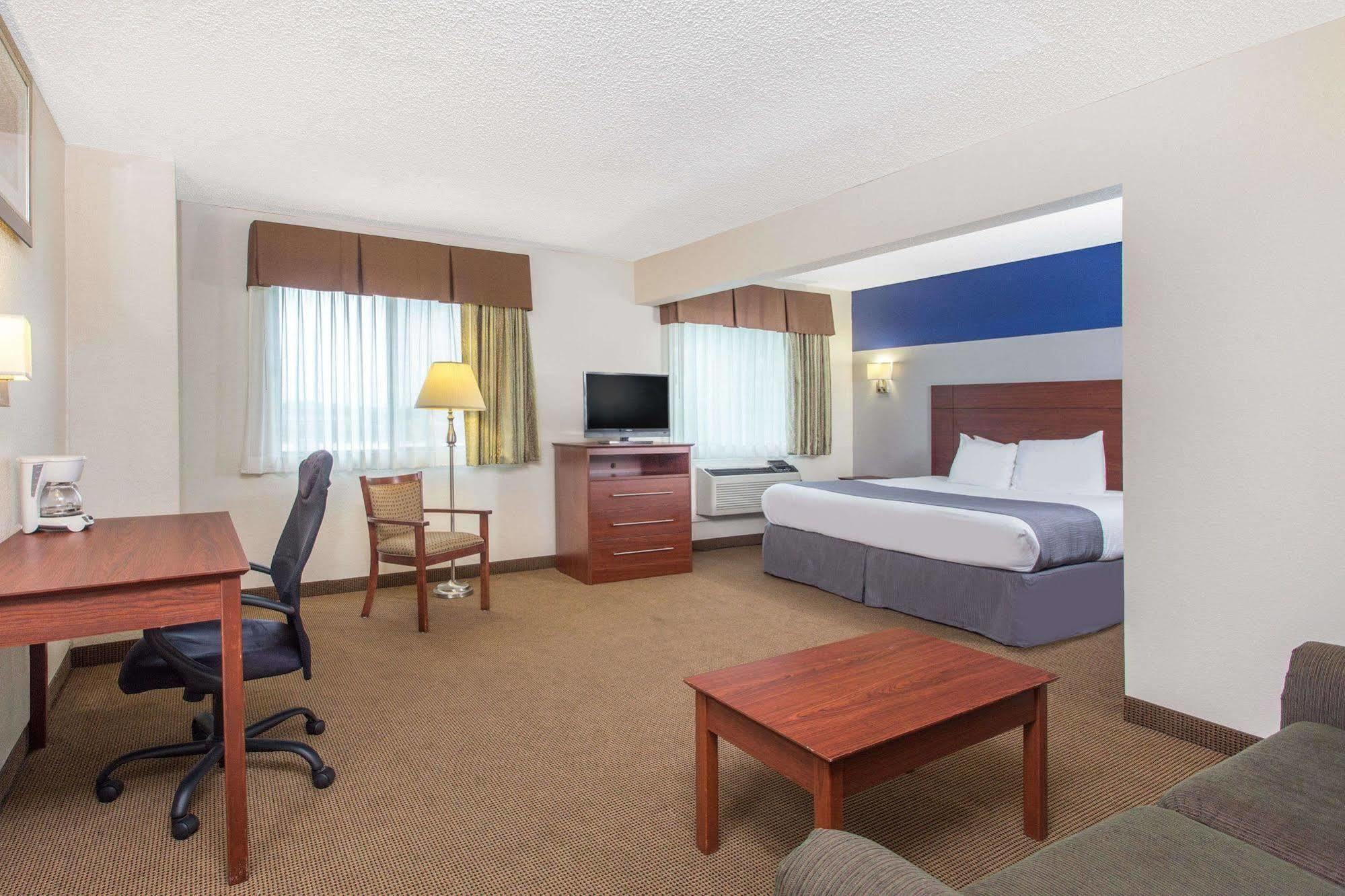 Baymont By Wyndham Dubuque Hotel Екстериор снимка